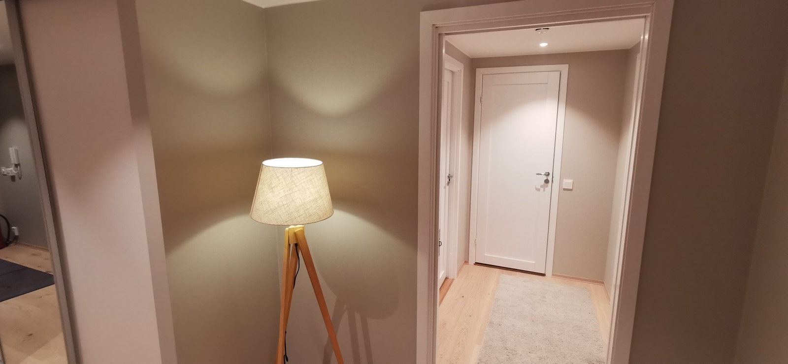 Det store soverommet er sammen med det tredje soverommet i et eget avlukke med praktisk løsning med eget toalett. Galleribilde