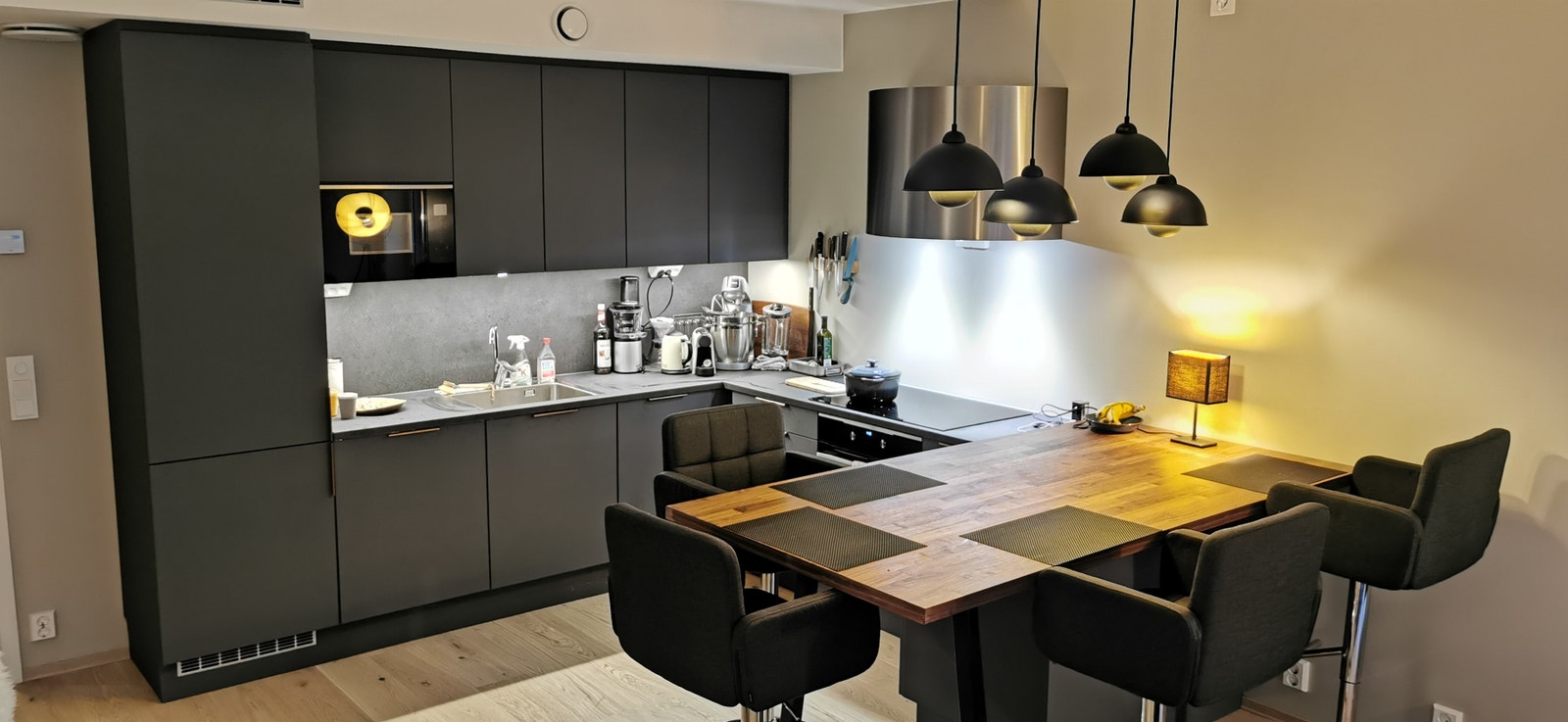 Godt utstyrt kjøkken og stue i åpen romslig løsning med god plass til å lage mat og ha gjester. Galleribilde