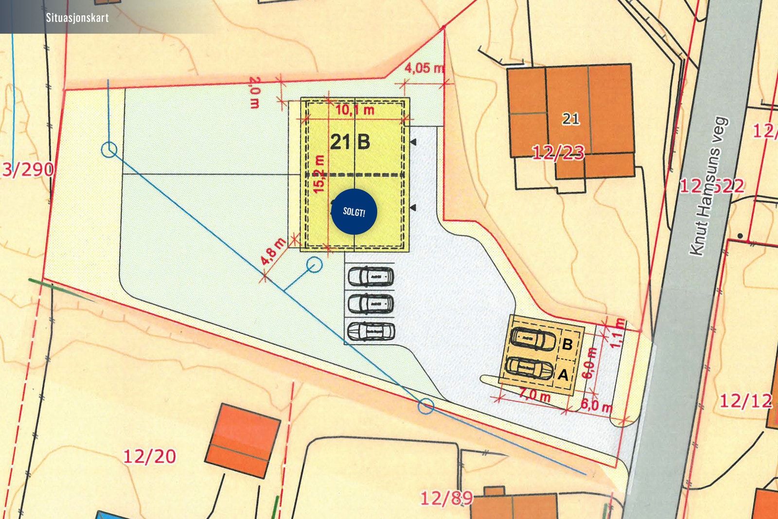 Situasjonskart viser plassering av boligen, carporter og innkjøring. Galleribilde