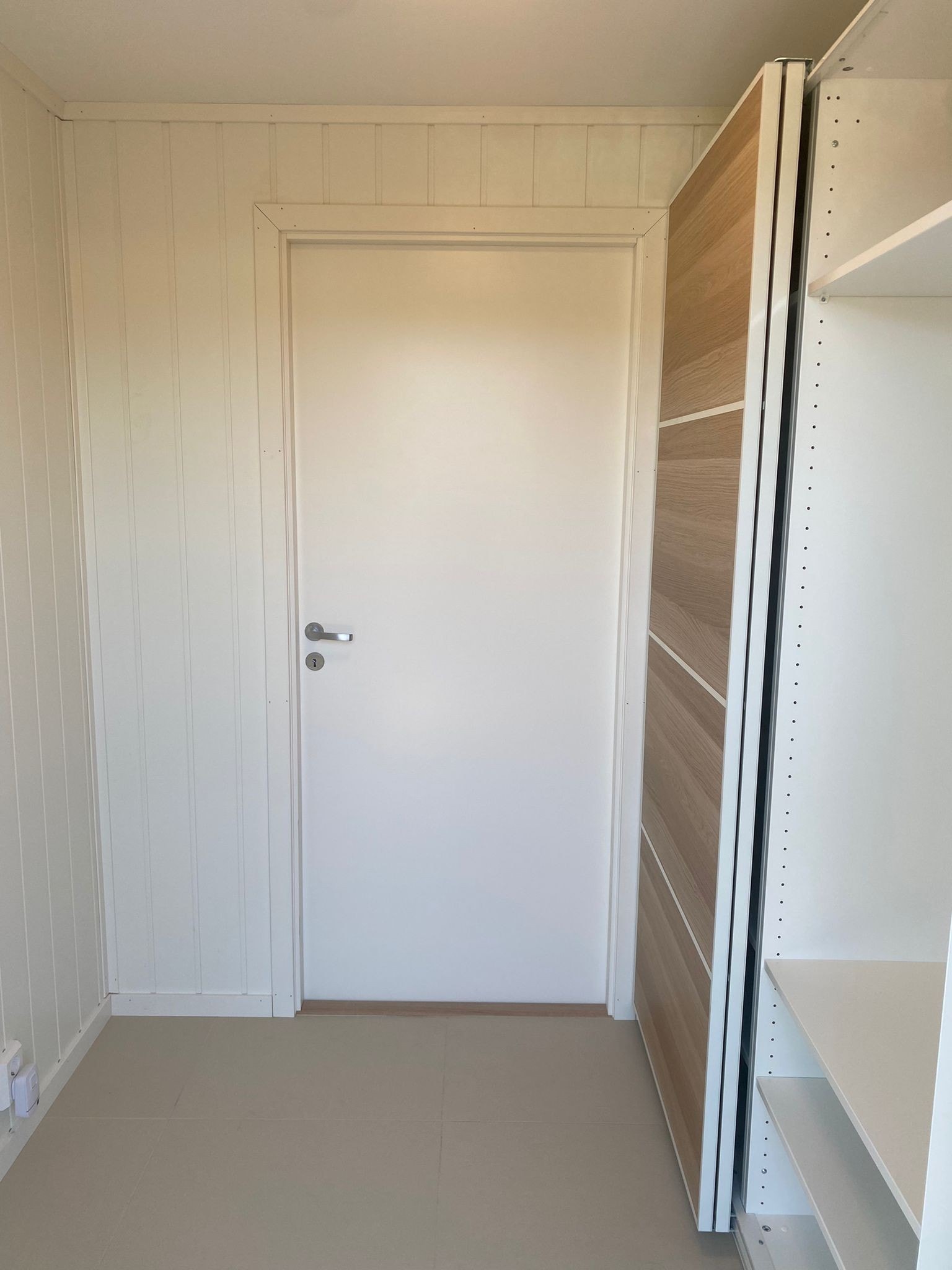 Gang med romslig skyvedørsgarderobe (varme i gulv) Galleribilde