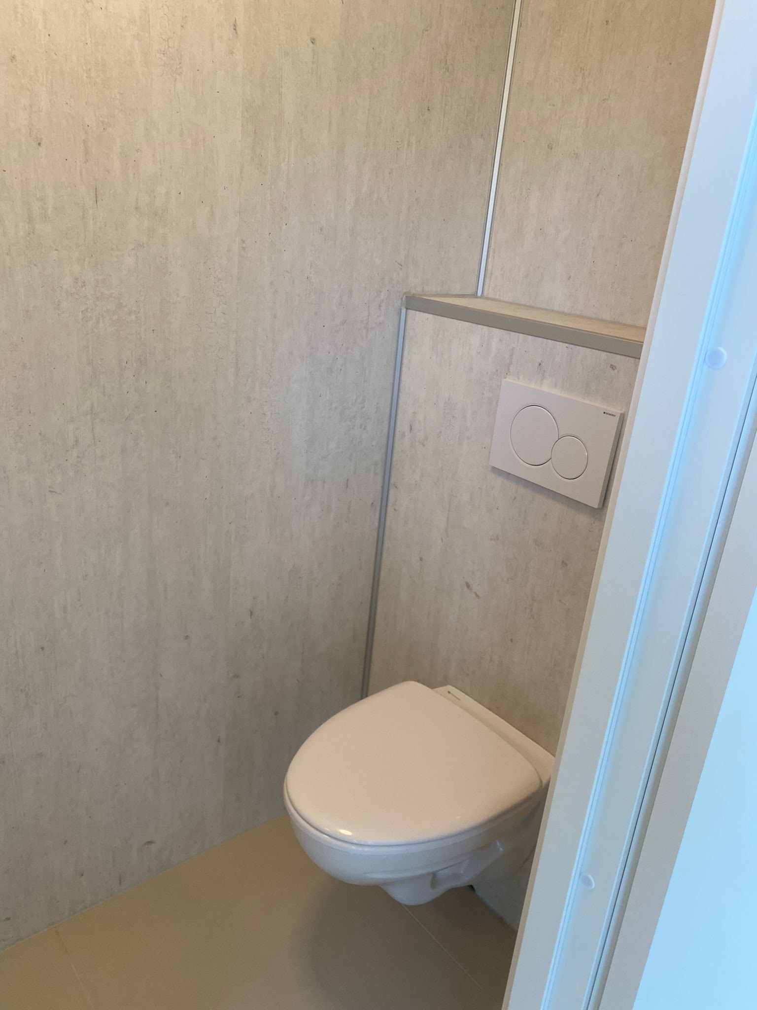 Toalett 2. Vask og toalett (varme i gulv) Galleribilde