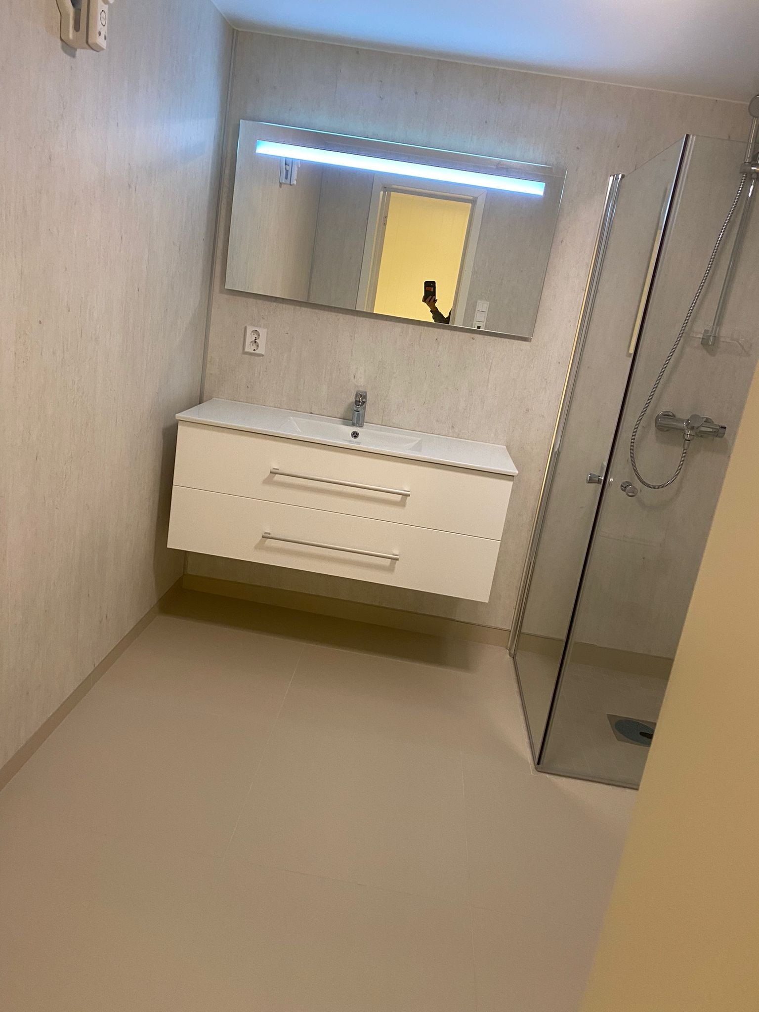 Stort toalett (1) m/dusj og avtrekk (varme i gulv) Galleribilde