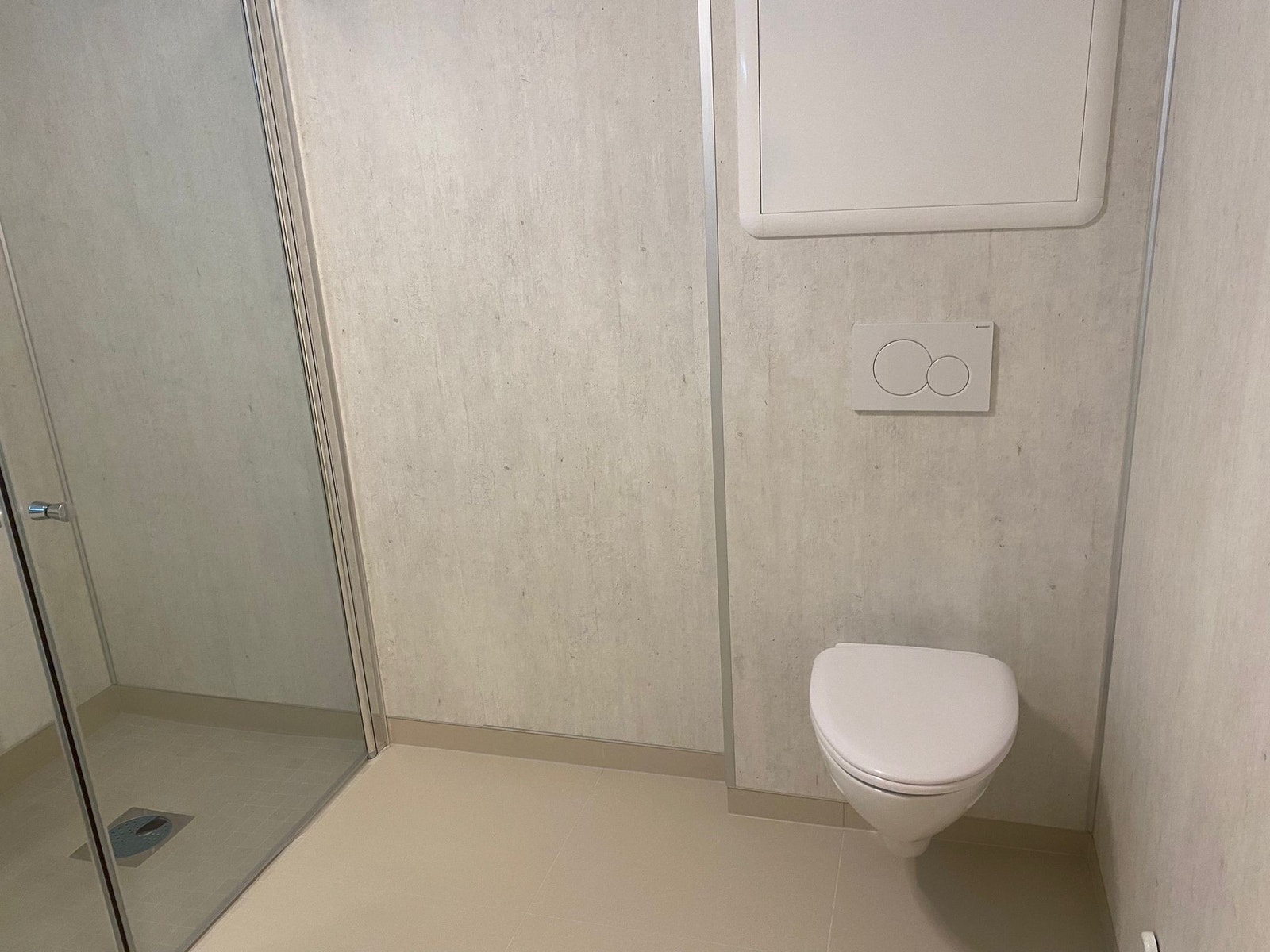 Stort toalett (1) m/dusj og avtrekk (varme i gulv) Galleribilde