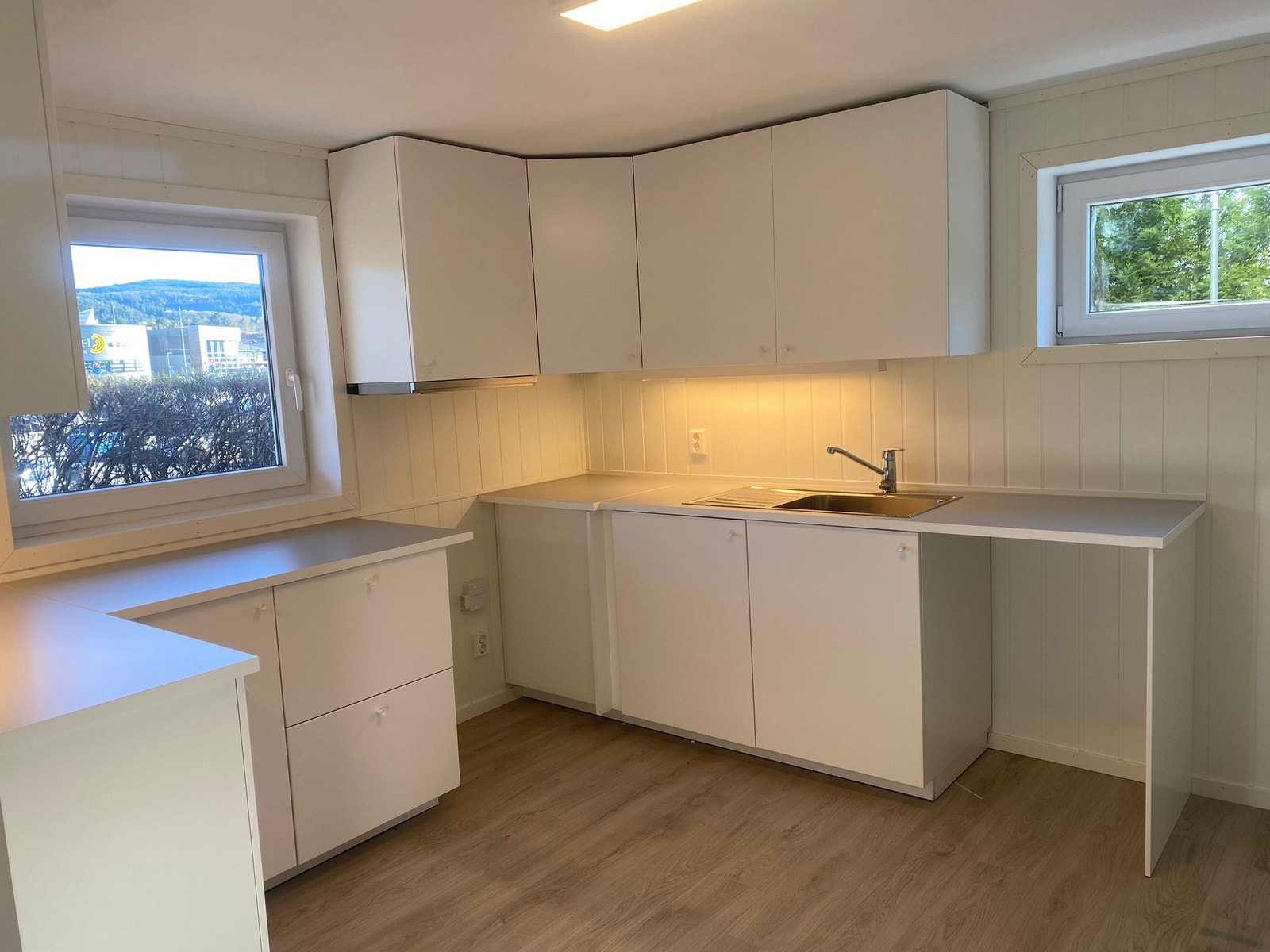 Stort kjøkken med to vinduer Galleribilde