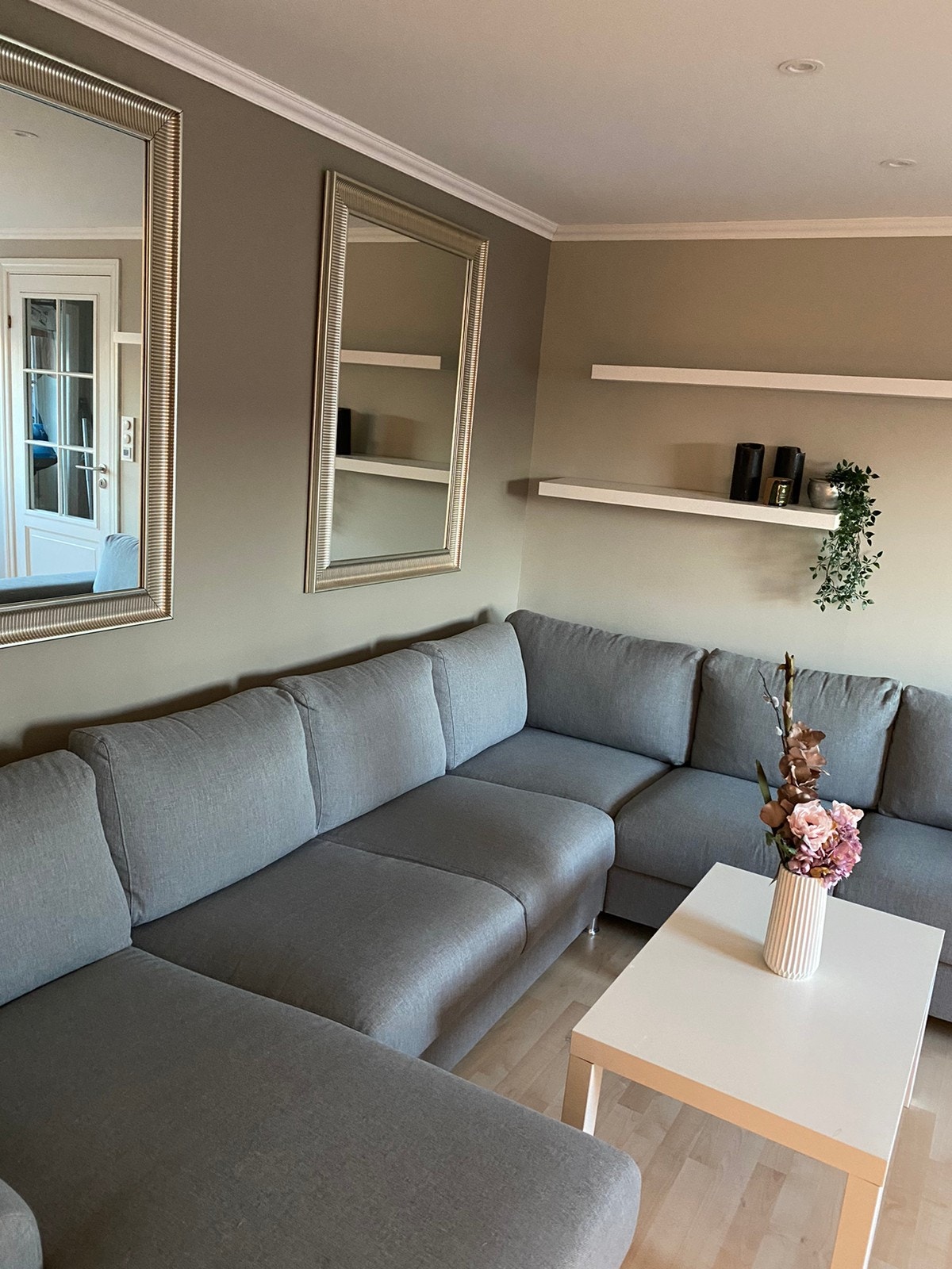 Stue med stor og god sofa Galleribilde