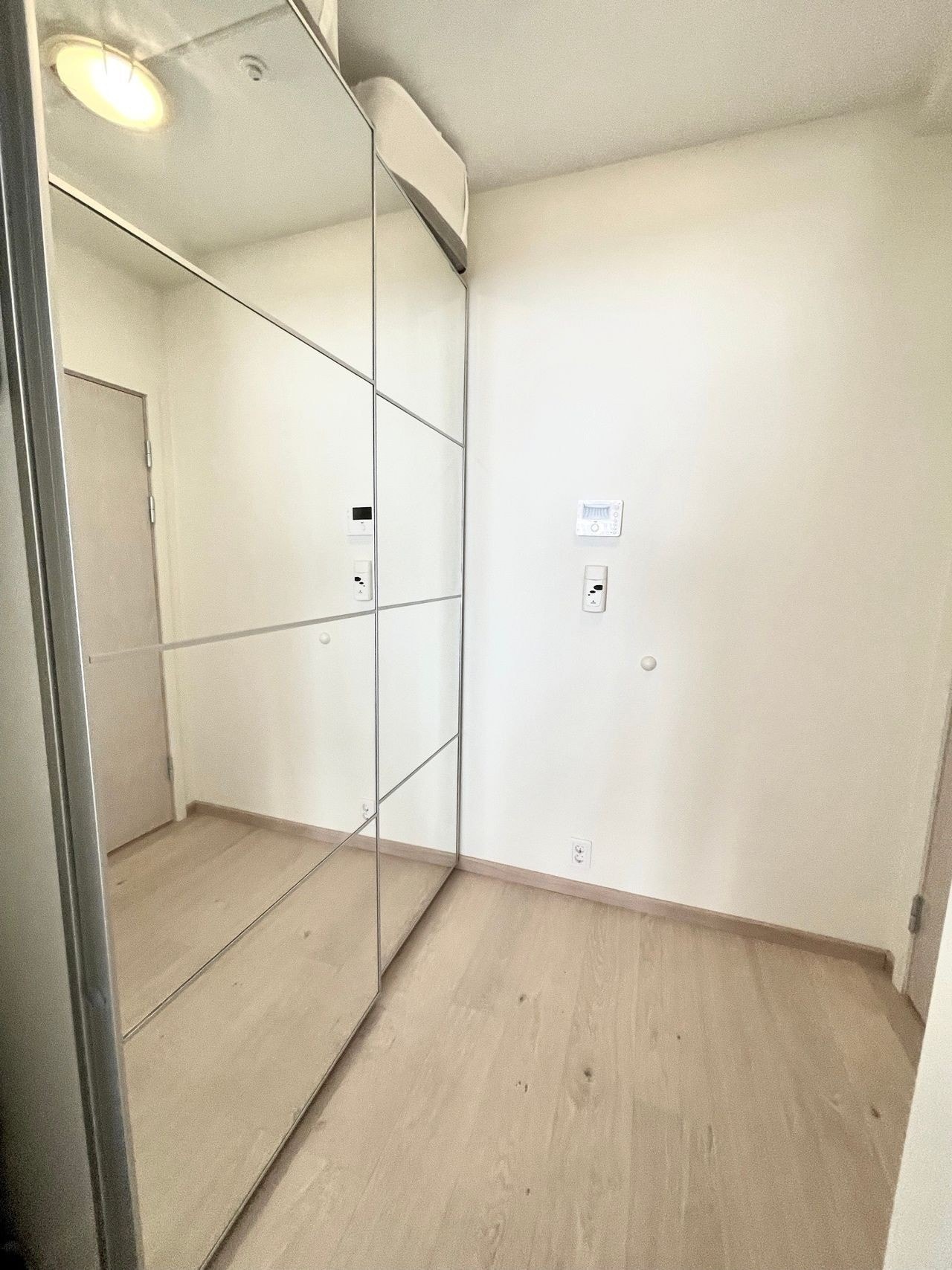 Entré med skyvedørsgarderobe Galleribilde