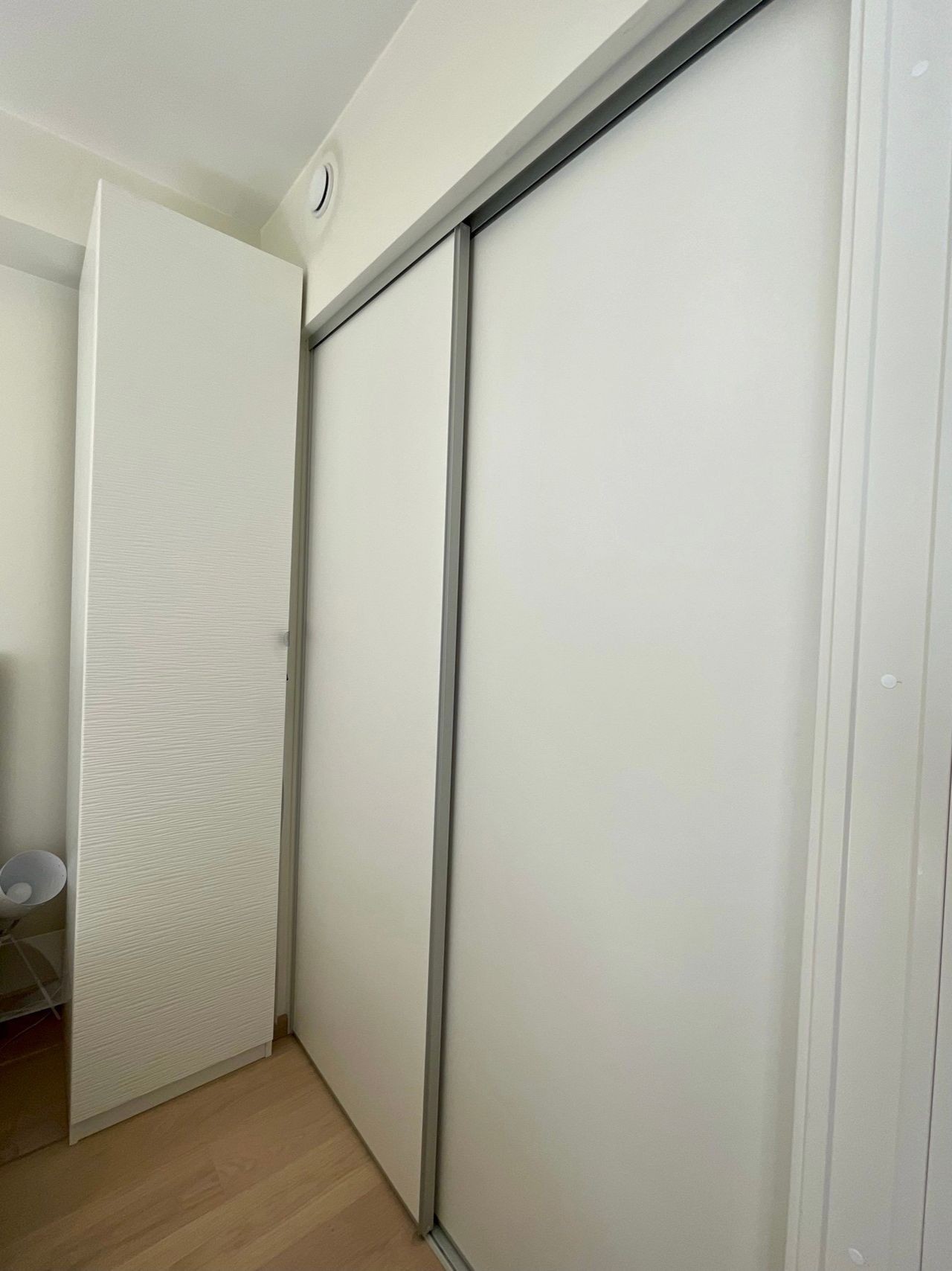 Garderobeskap med skyvedør i soverommet Galleribilde