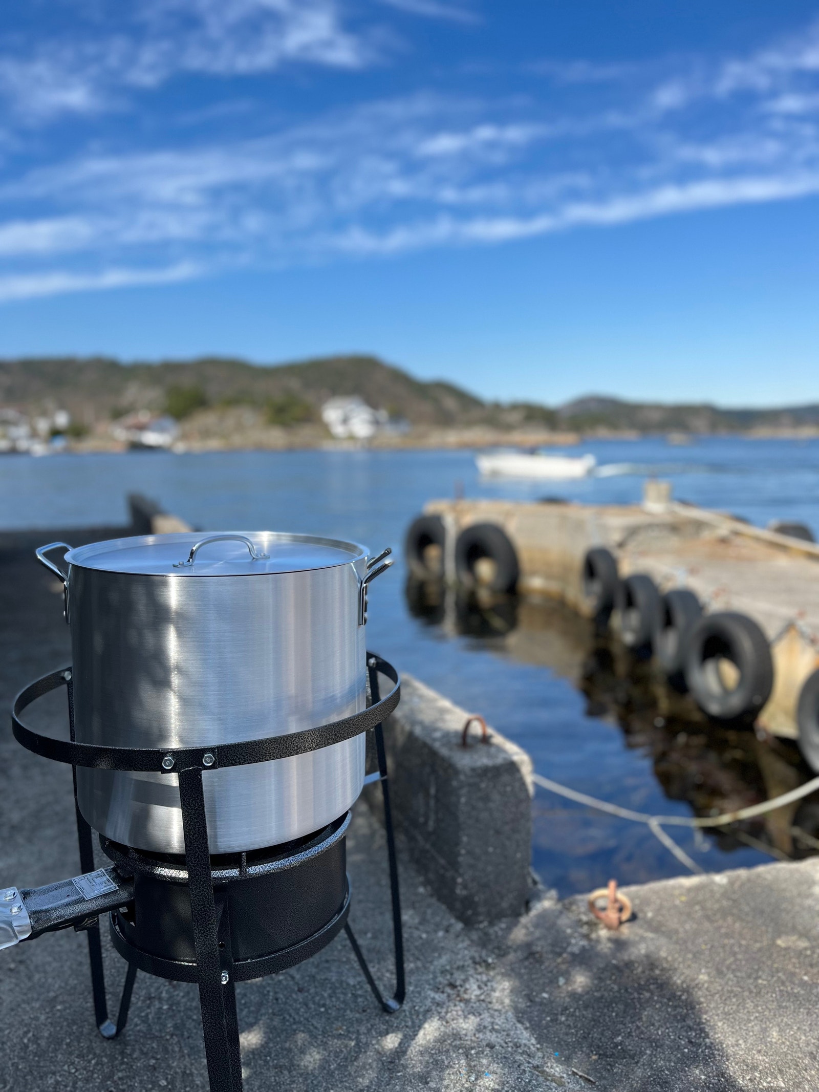 Båtplass med krabbekoke, sitteområde og gode solforhold Galleribilde