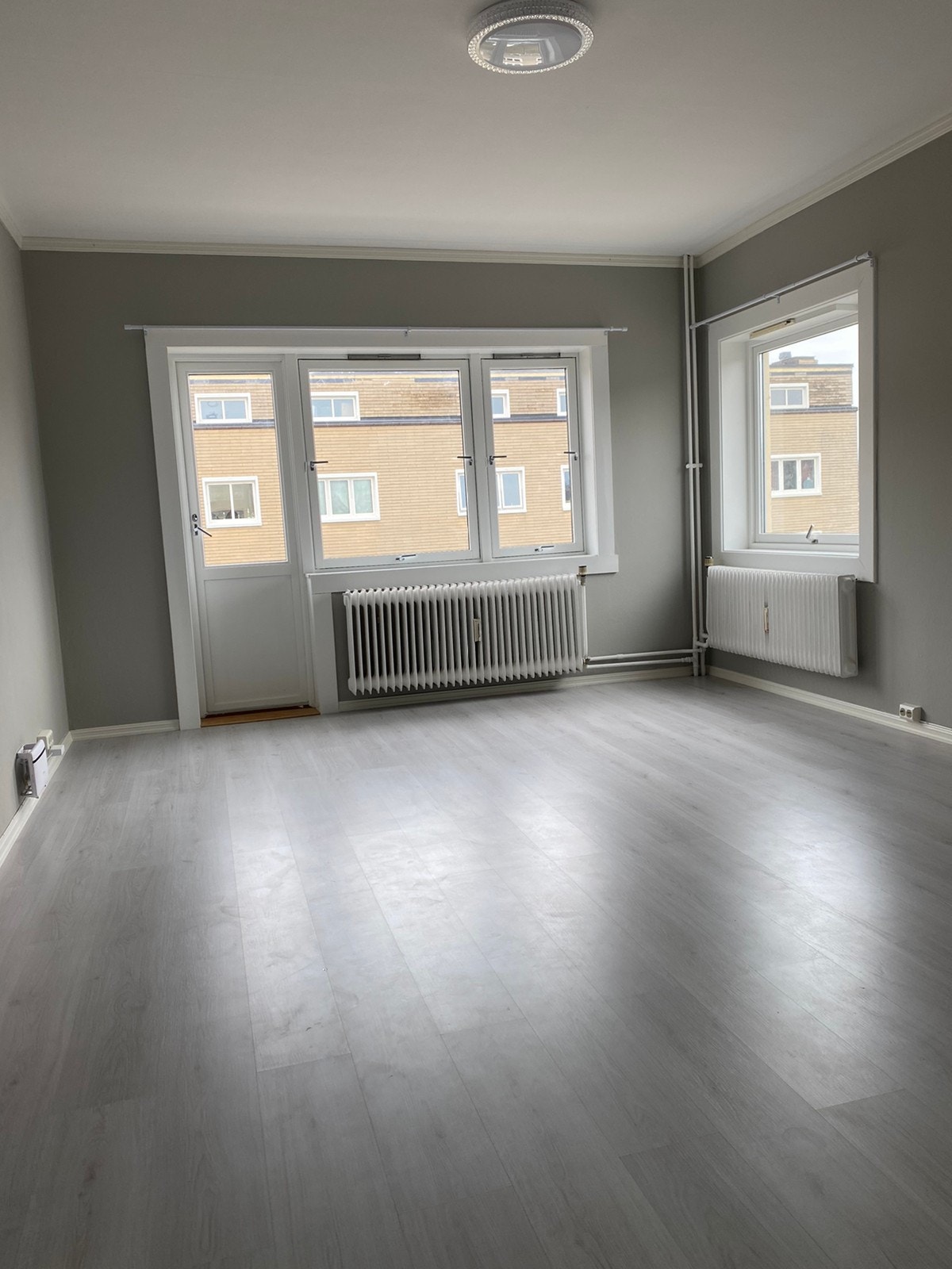 Stuen er hyggelig med en rekke vinduer som slipper inn godt med dagslys, med utgang til balkong. Galleribilde