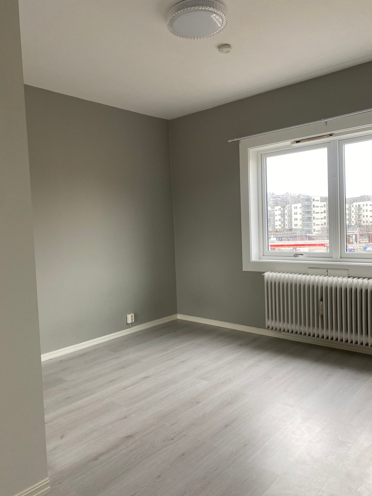 Soverommet har plass til dobbeltseng og tilhørende nattbord Galleribilde