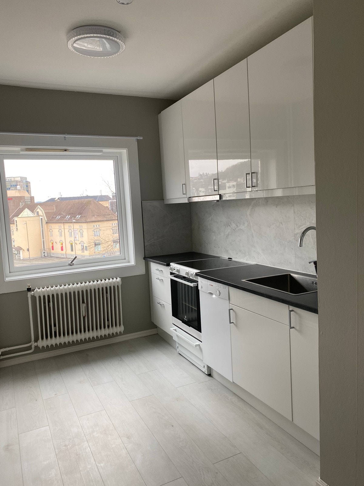 Nyoppusset kjøkken som ligger i eget rom ( alle hvitevarer medfølger) Galleribilde