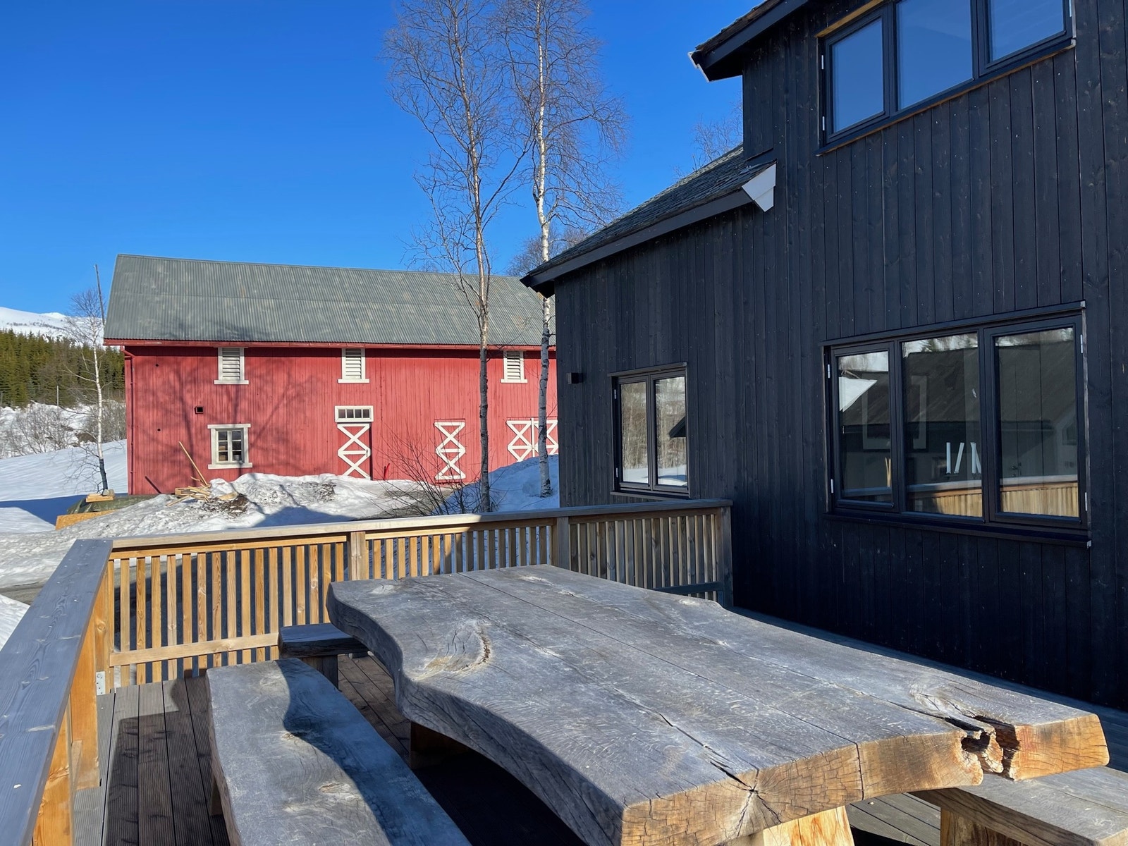 Stor, vestvendt, møblert terrasse med sol hele ettermiddagen. Galleribilde