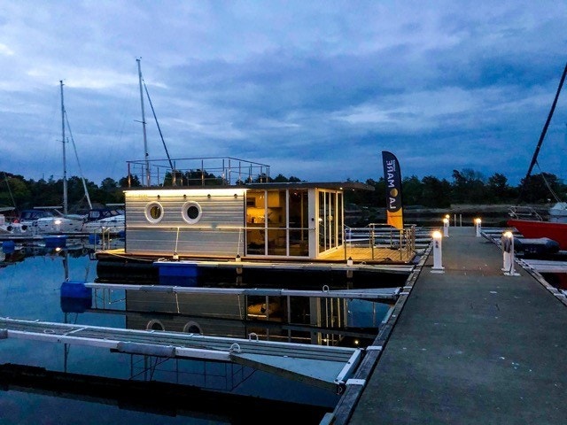 Flytende mini-hus, 2 soverom, stue kjøkken, på leid plass i Oslo.
Vi har 2 husbåter til, beliggende ved Strømstad, til utleie på sommeren, og selges i august. Utleiepris fra kr 7 000 i uken Galleribilde