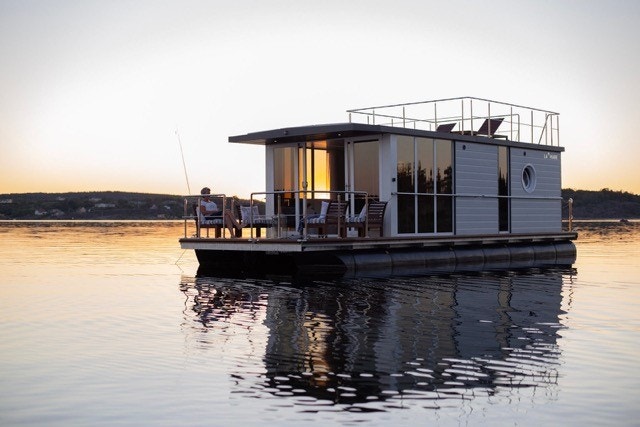 Husbåten kan kjøres, og har el-motor.
Vi har kjør helt til Strømstad, med generatir på akterdekket. Se båtene der på finnkode 225399593 Galleribilde