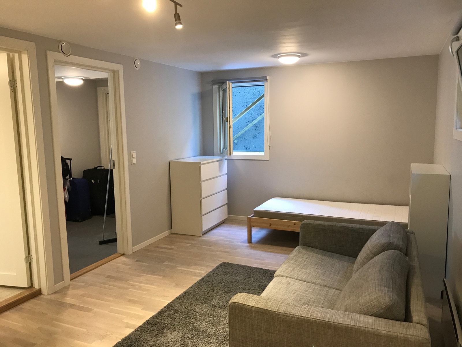 Sengen er byttet ut med en 120 cm Galleribilde