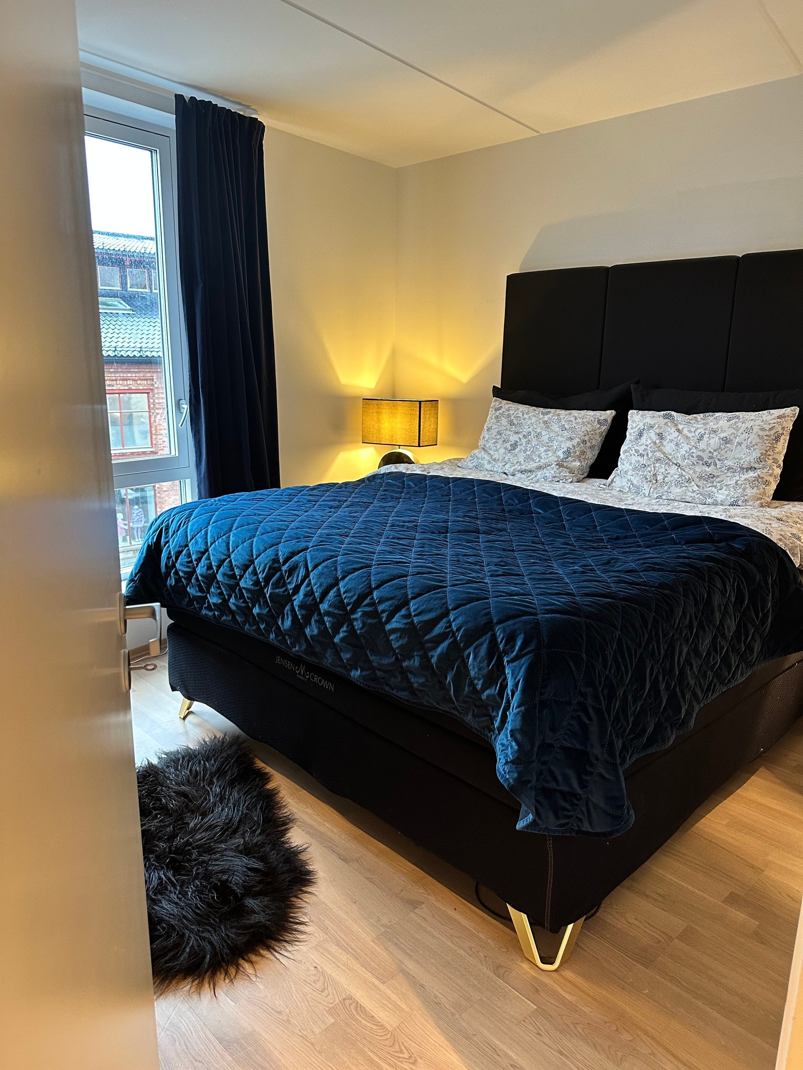 Hovedsoverom med plass til skrivepult. Privat bilde Galleribilde