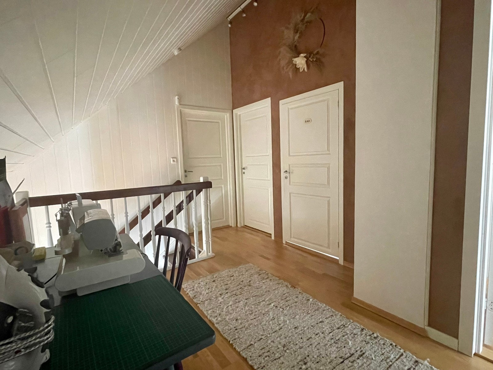 Dør på hvit vegg er rommet som kan leies. Galleribilde