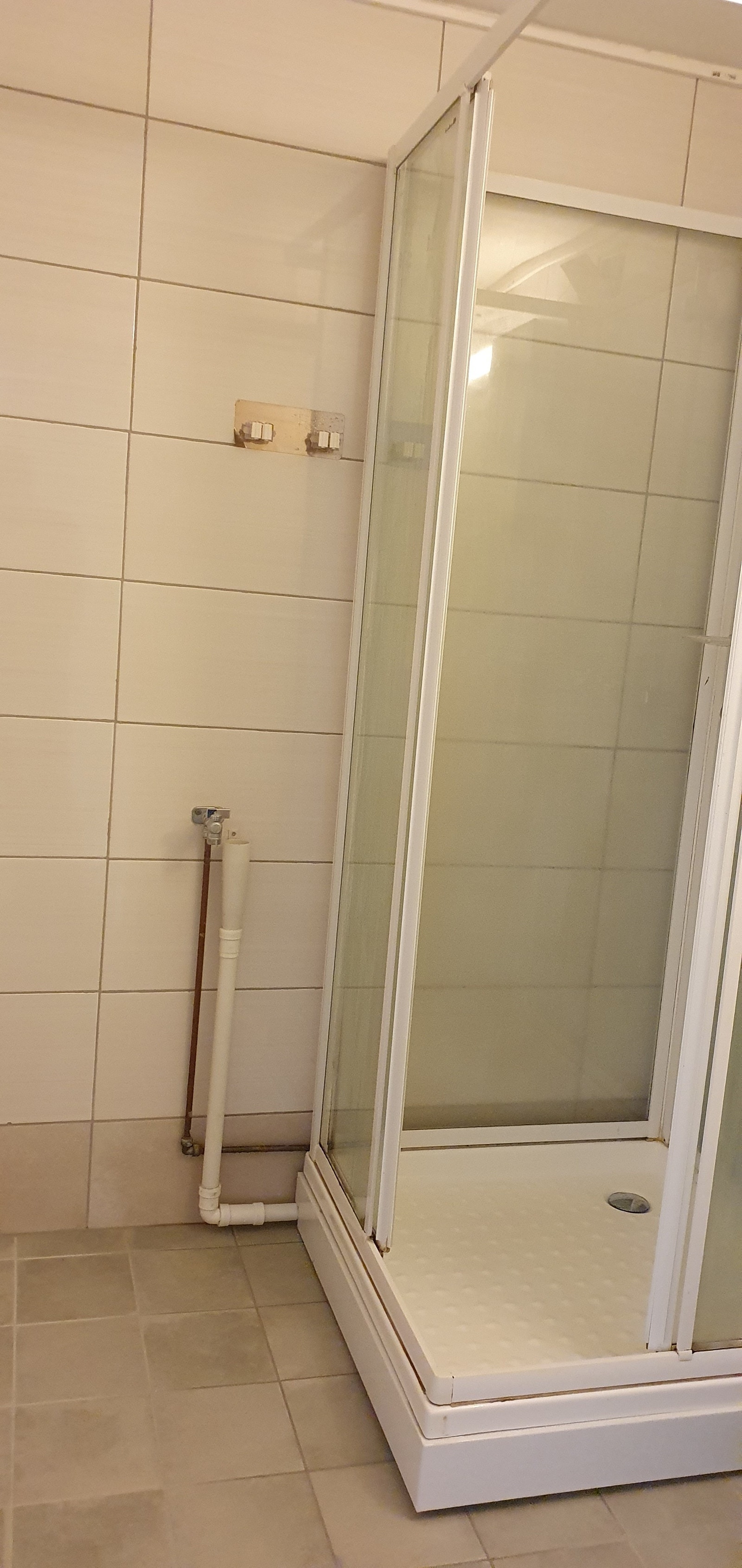 Bad m/dusjkabinett. Nylagte fliser. Oppkobling til vaskemaskin klar. Galleribilde