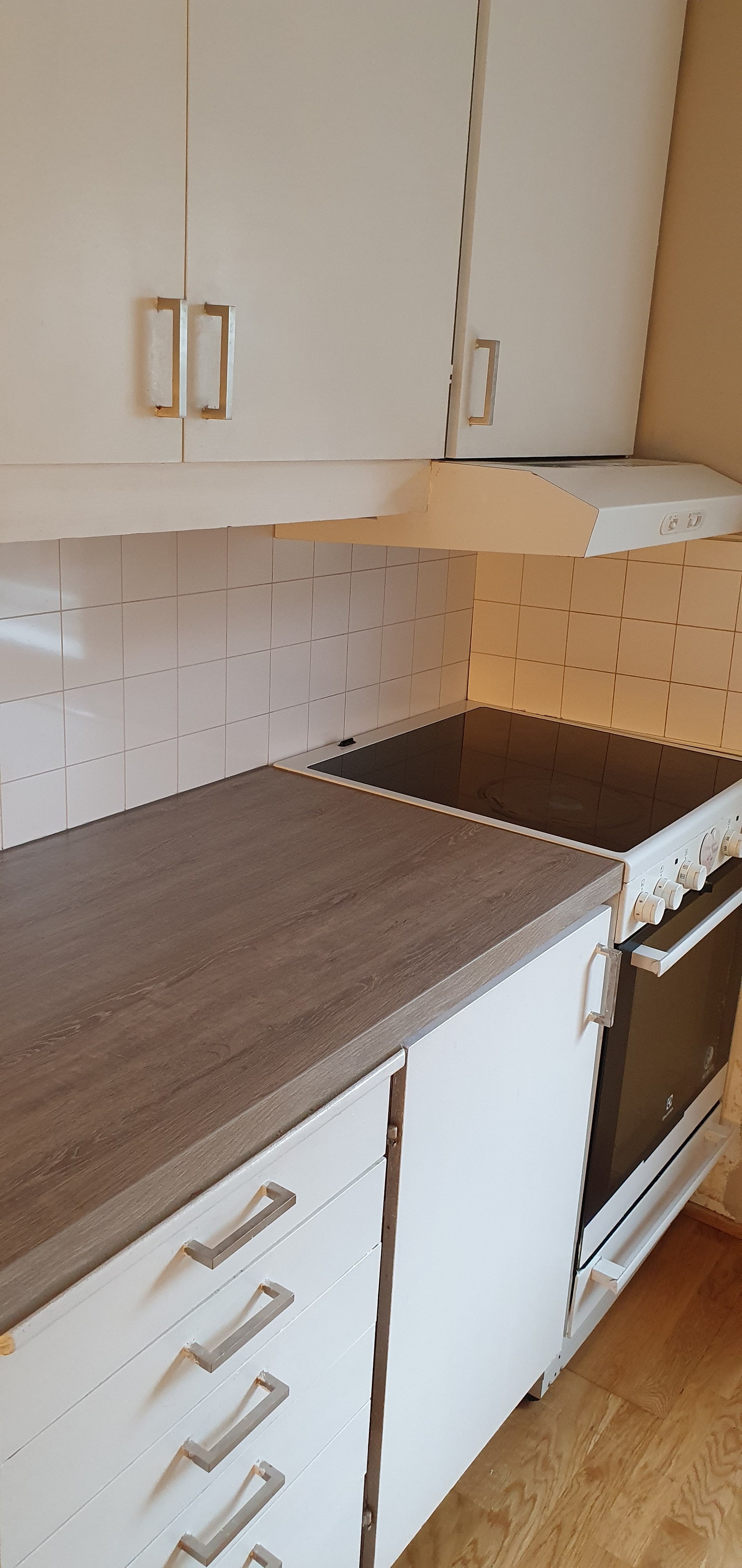 Kjøkkenbenk, skap, ovn/komfyr Galleribilde