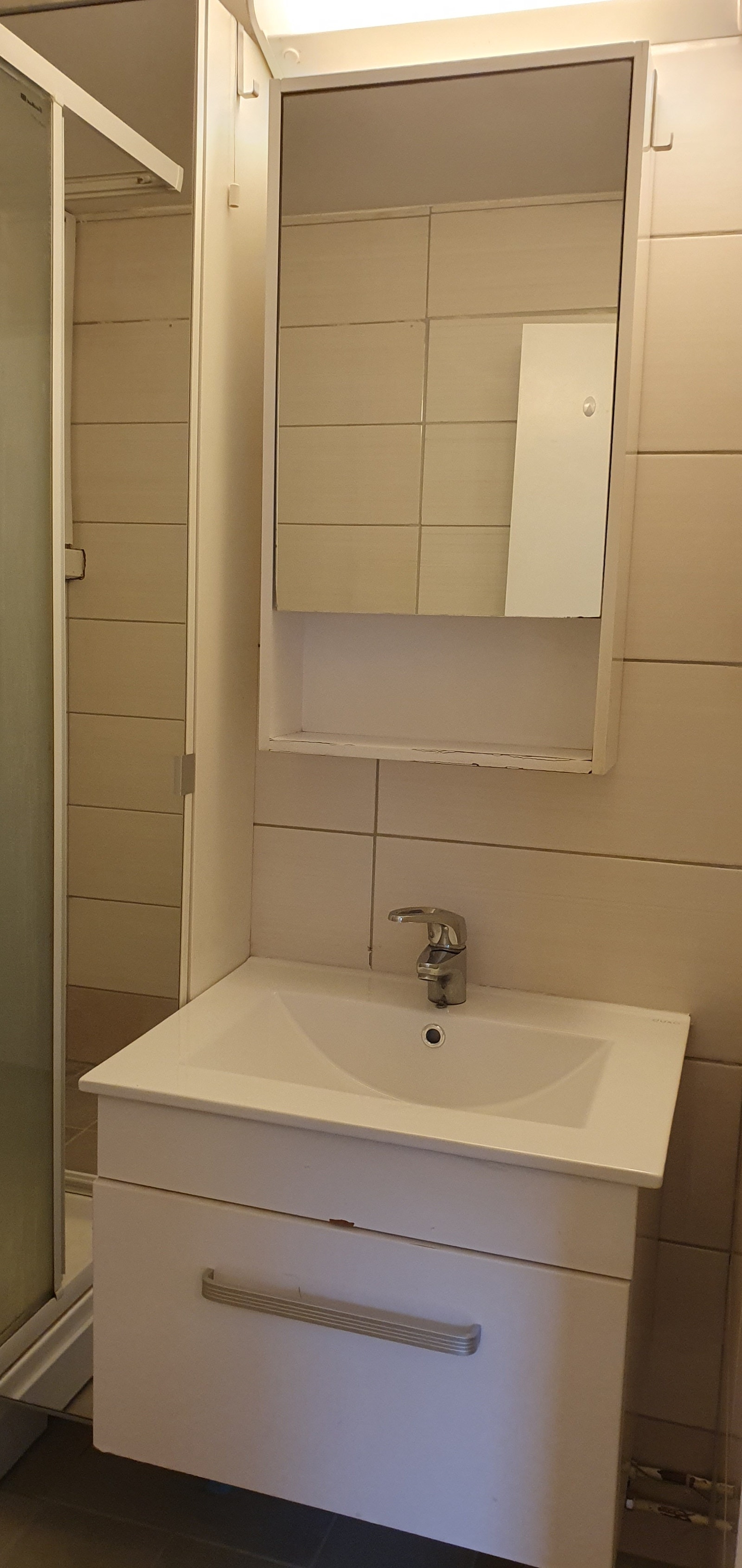 Langt skap m/speil, speilskap over servant m/kommode Galleribilde
