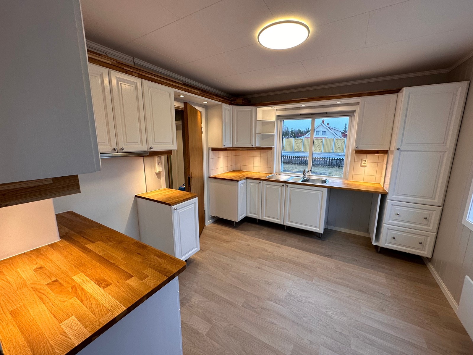 Kjøkken dør til entre, vindu mot øst Kongsvingervegen Galleribilde