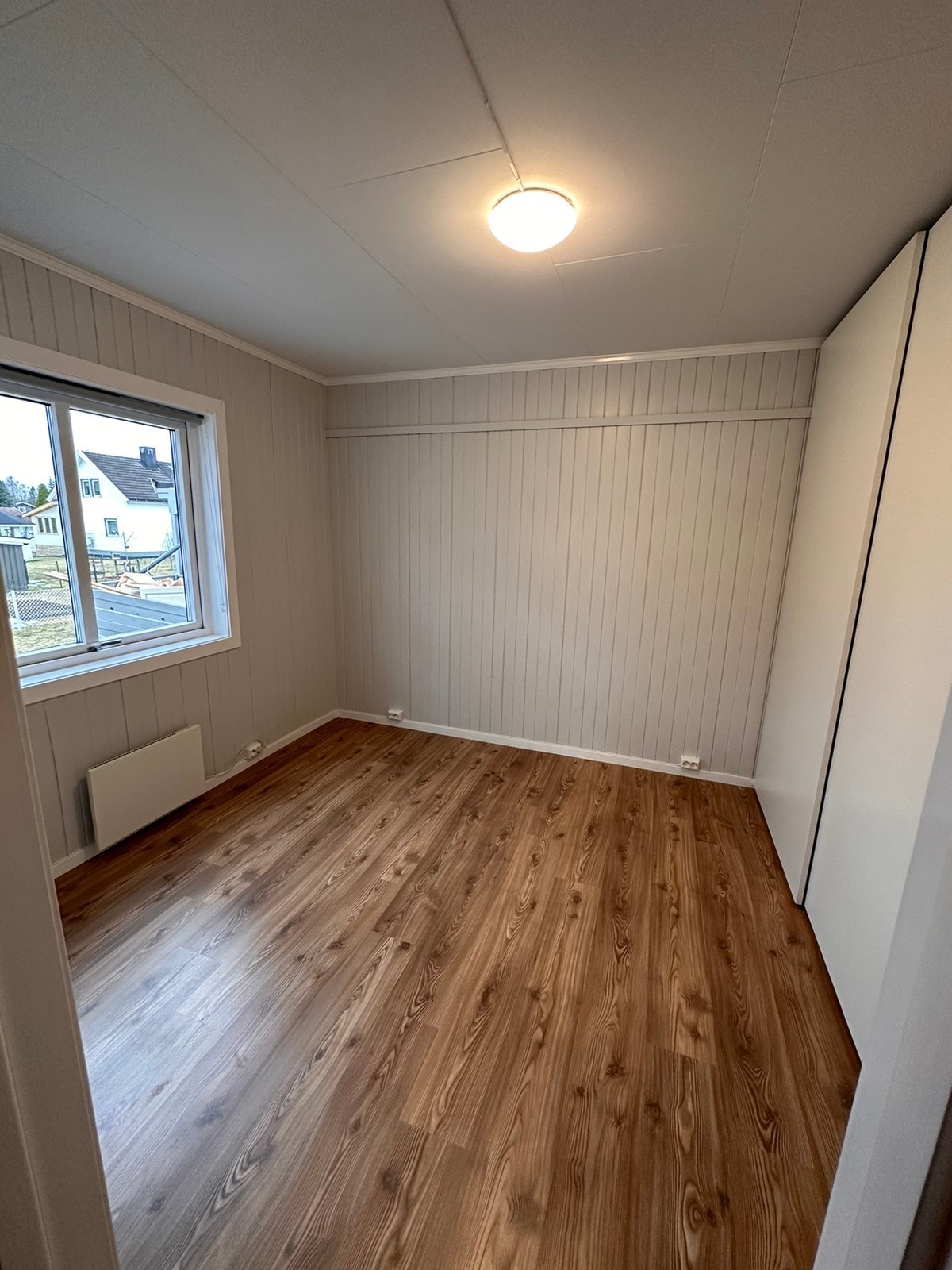 Sov 1 med skyvedørsgarderobe, vindu mot hage vest Galleribilde