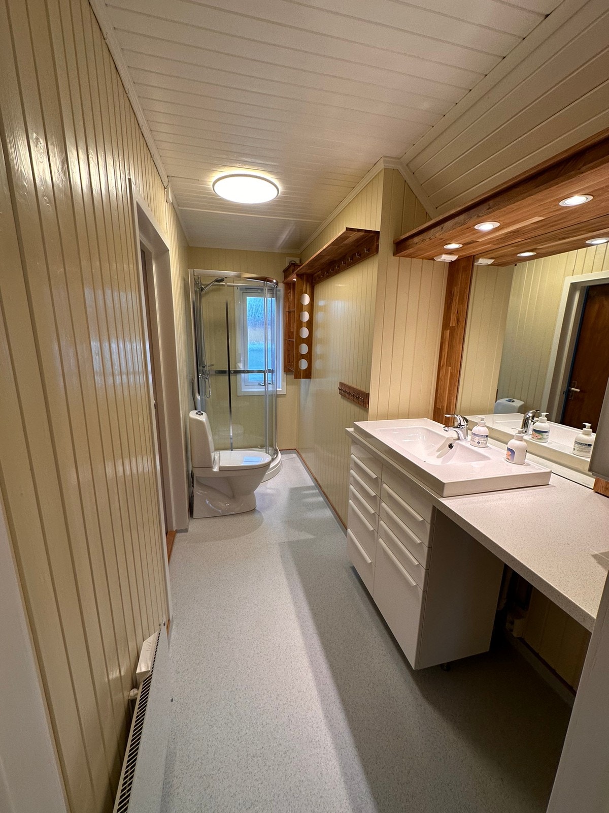 Bad m/vaskemaskinplass til høyre, dør sov 2 til venstre Galleribilde