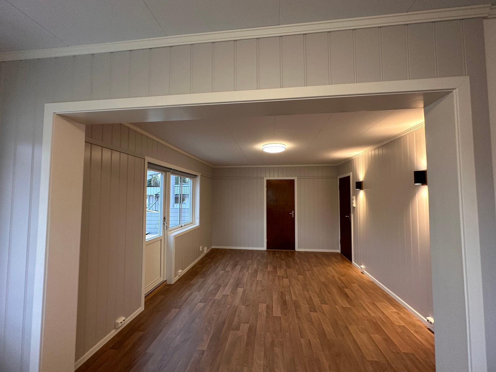 Stue sett fra Spisestuen, sov 1 rett frem, bad til høyre Galleribilde