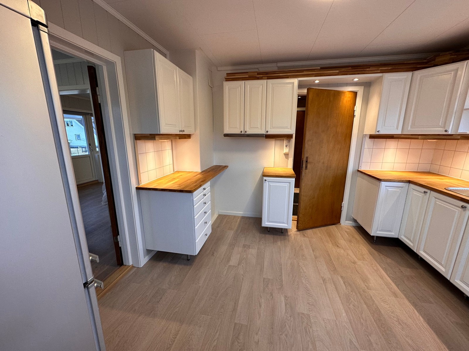 Kjøkken dør til venstre mot spisestue/ stuen Galleribilde