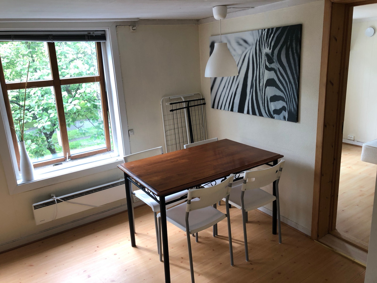 32B: Stue Galleribilde