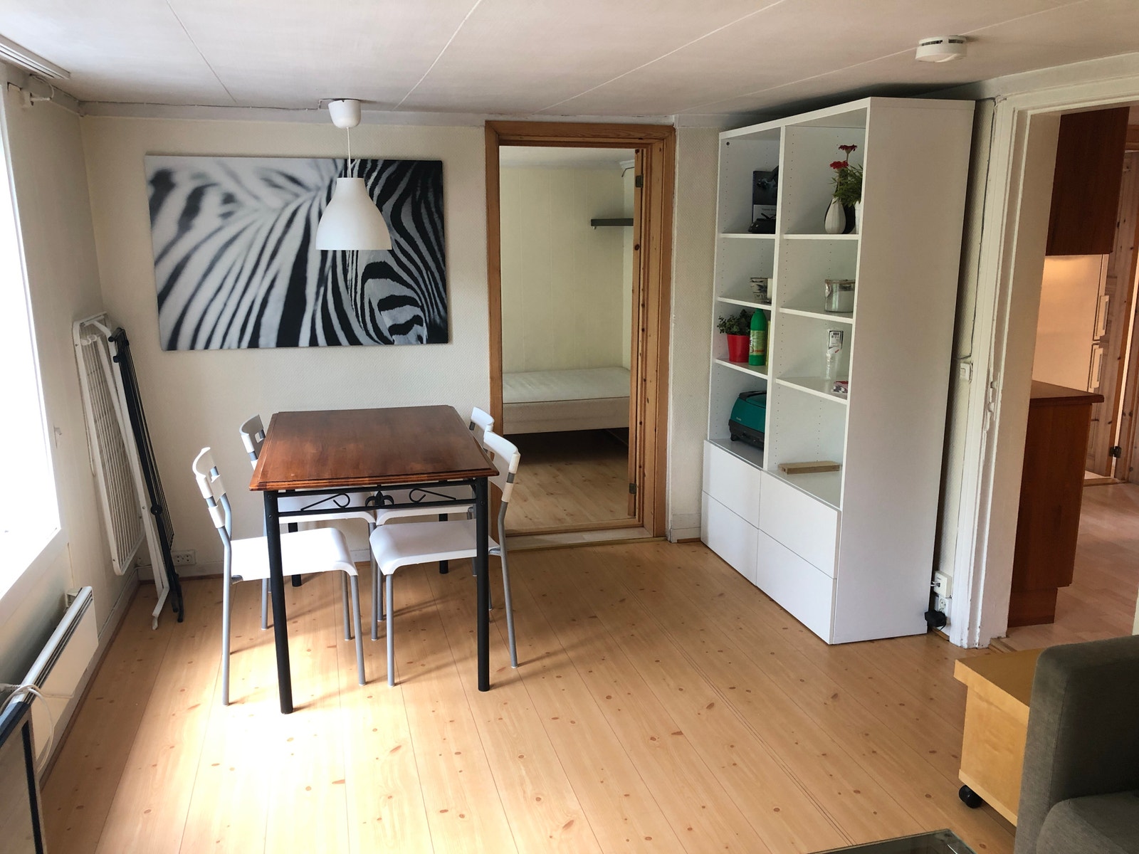 32B: Stue Galleribilde