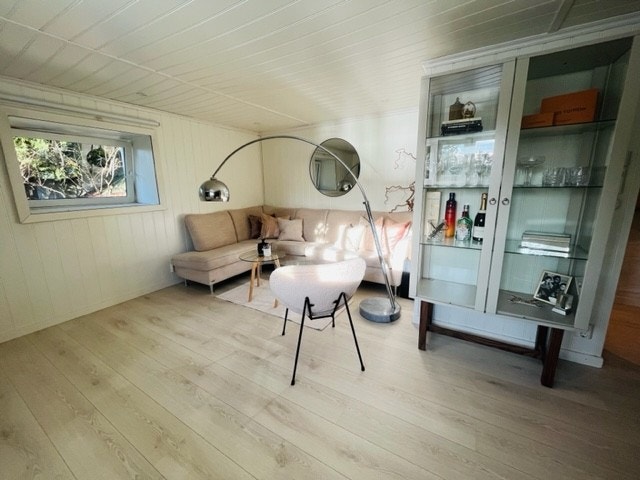 Stue med hjørnesofa, skjenk og vitrineskap Galleribilde