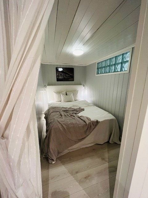 Sovealkove med dobbelseng og sengegavl Galleribilde