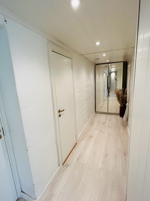 Gang med ekstra garderobe Galleribilde