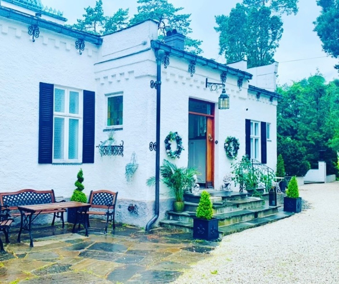 Inngang fra bakgården og ned en trapp Galleribilde