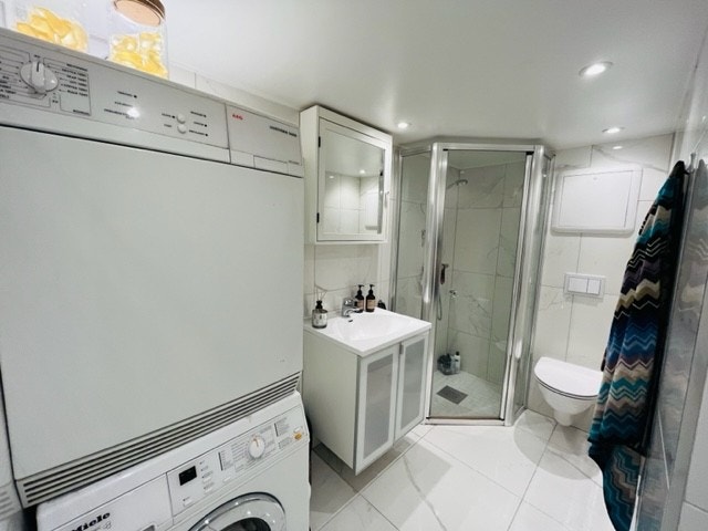 Bad med vaskemaskin Galleribilde