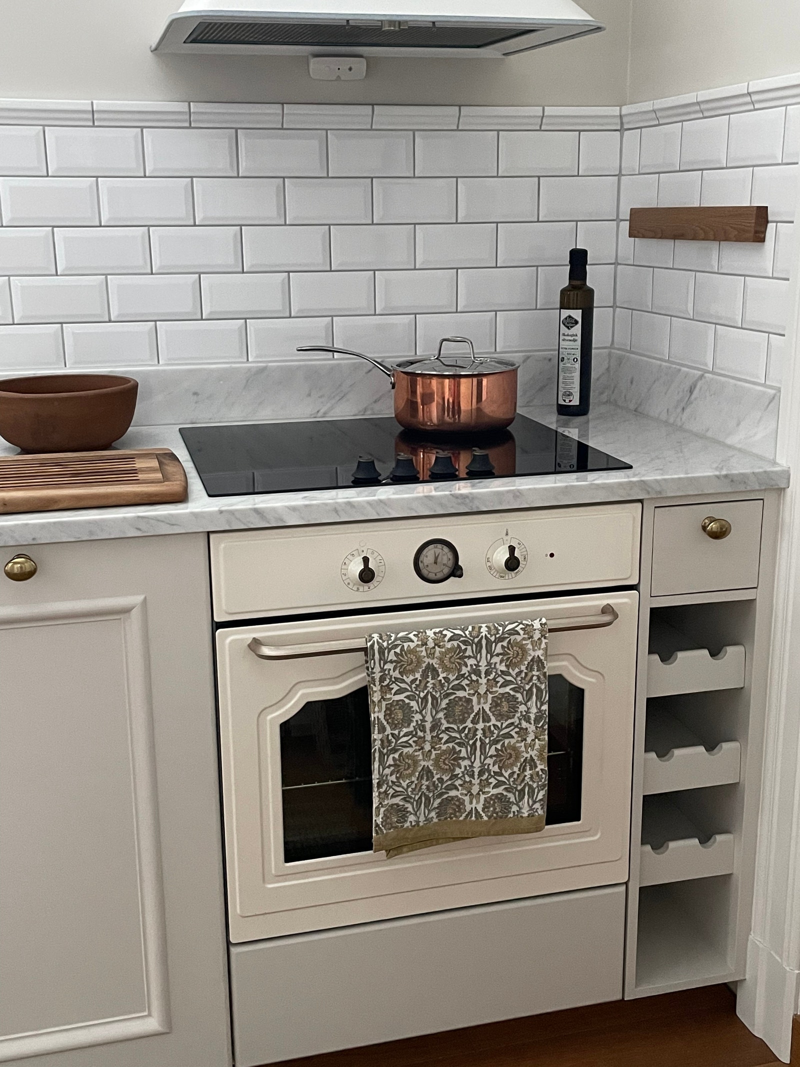 Snekkerbygd kjøkken med marmor benkeplate (carrara) og integrerte hvitevarer/oppvaskmaskin Galleribilde