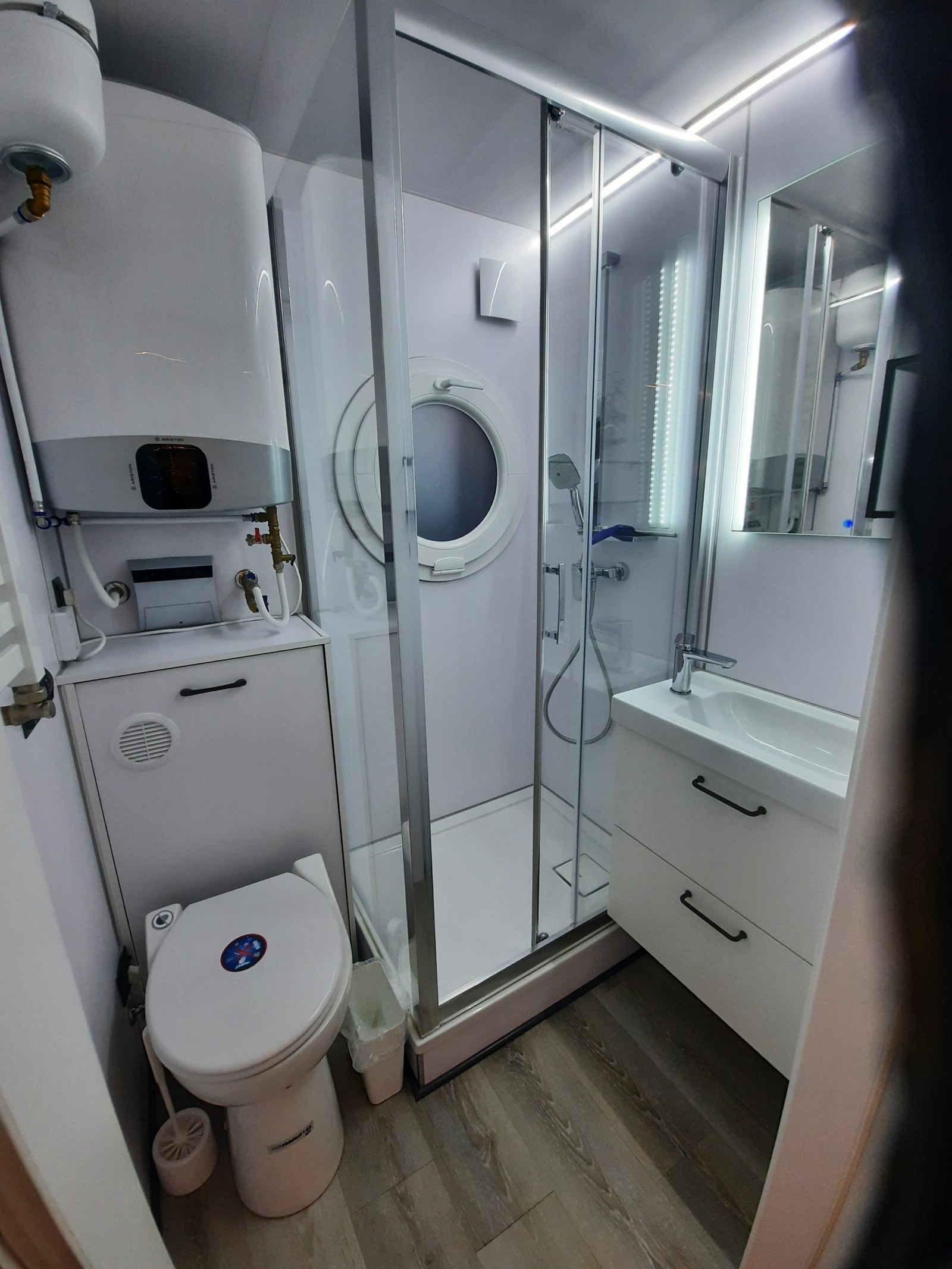 Bad med trykkvann og elektrisk toalett, samt varme i gulvet. Galleribilde