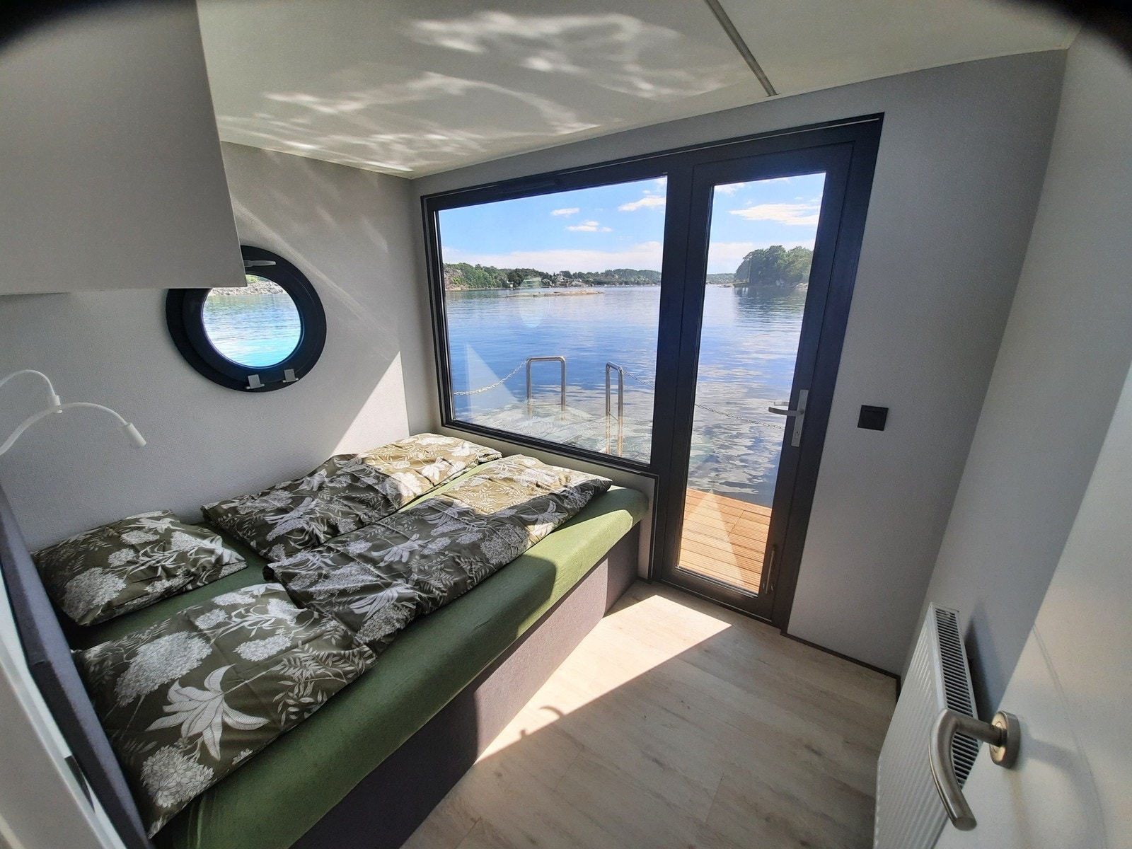 Soverom 1 med panoramavindu akterover. Galleribilde