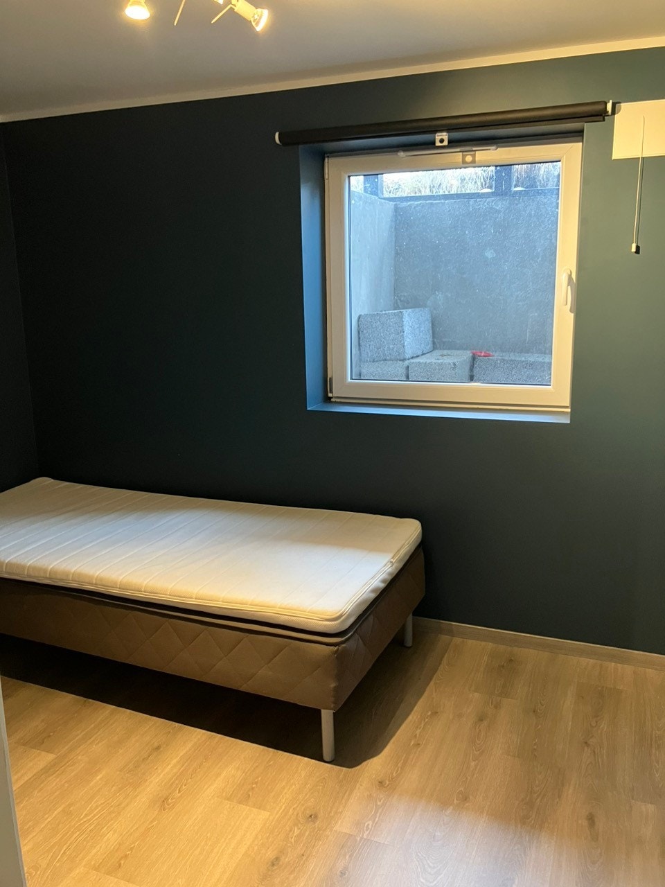 Soverom 1 med seng og høyskap Galleribilde