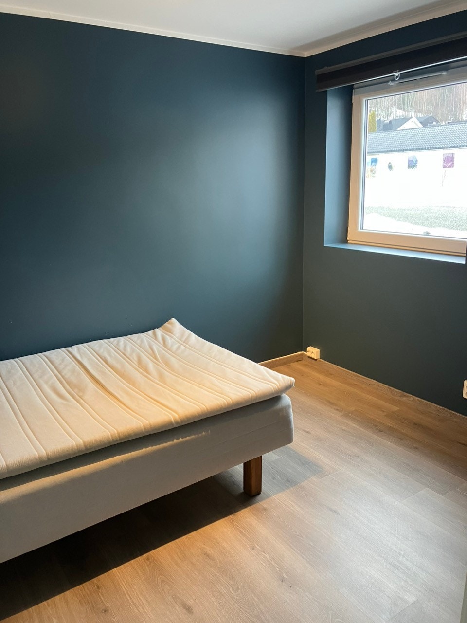 Soverom 2 med seng og høyskap Galleribilde