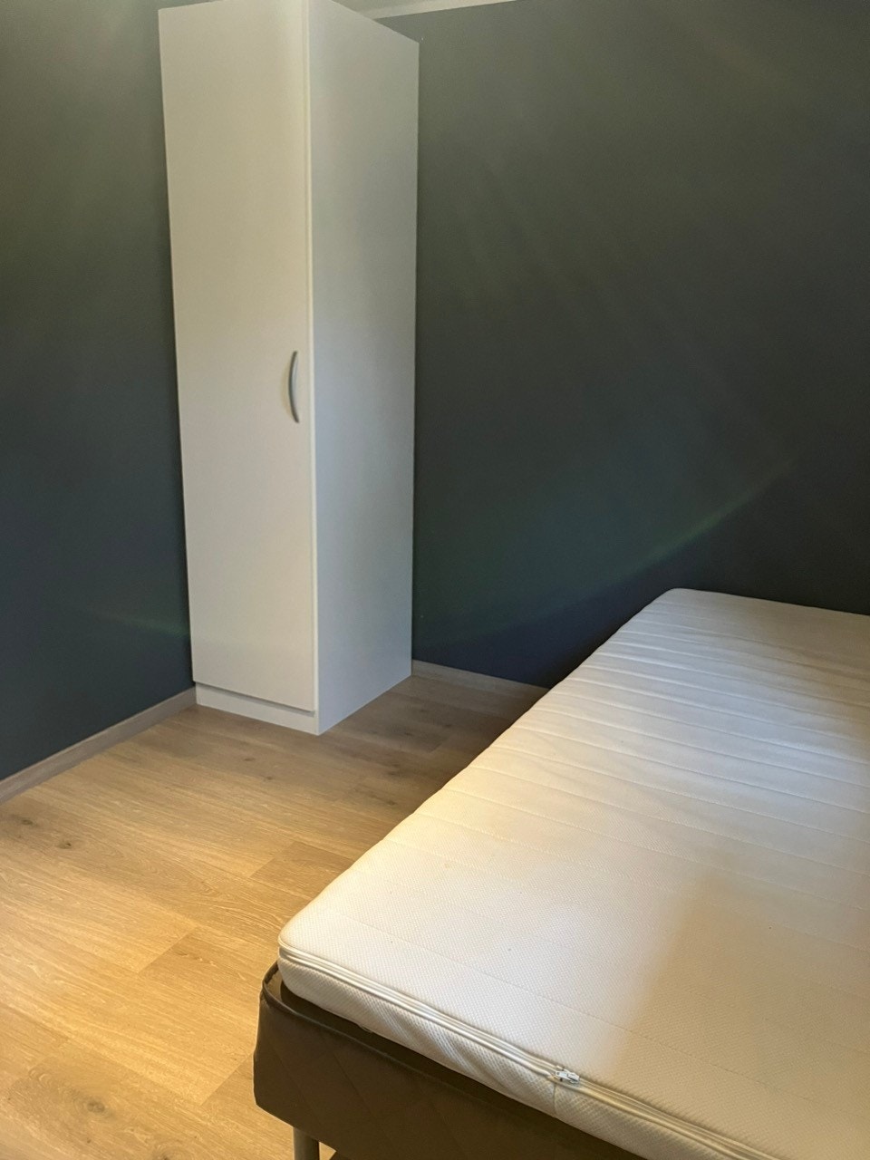 Soverom 1 med seng og høyskap Galleribilde