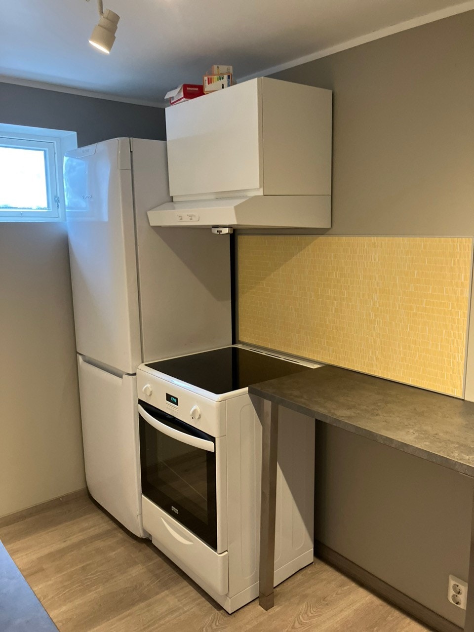 Kjøleskap, komfyr/stekeovn Galleribilde