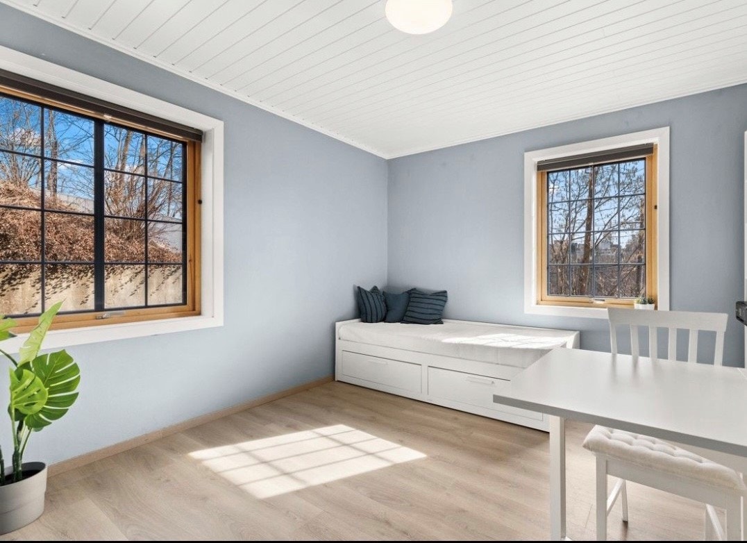 Oppholdsrom med gode lysforhold Galleribilde