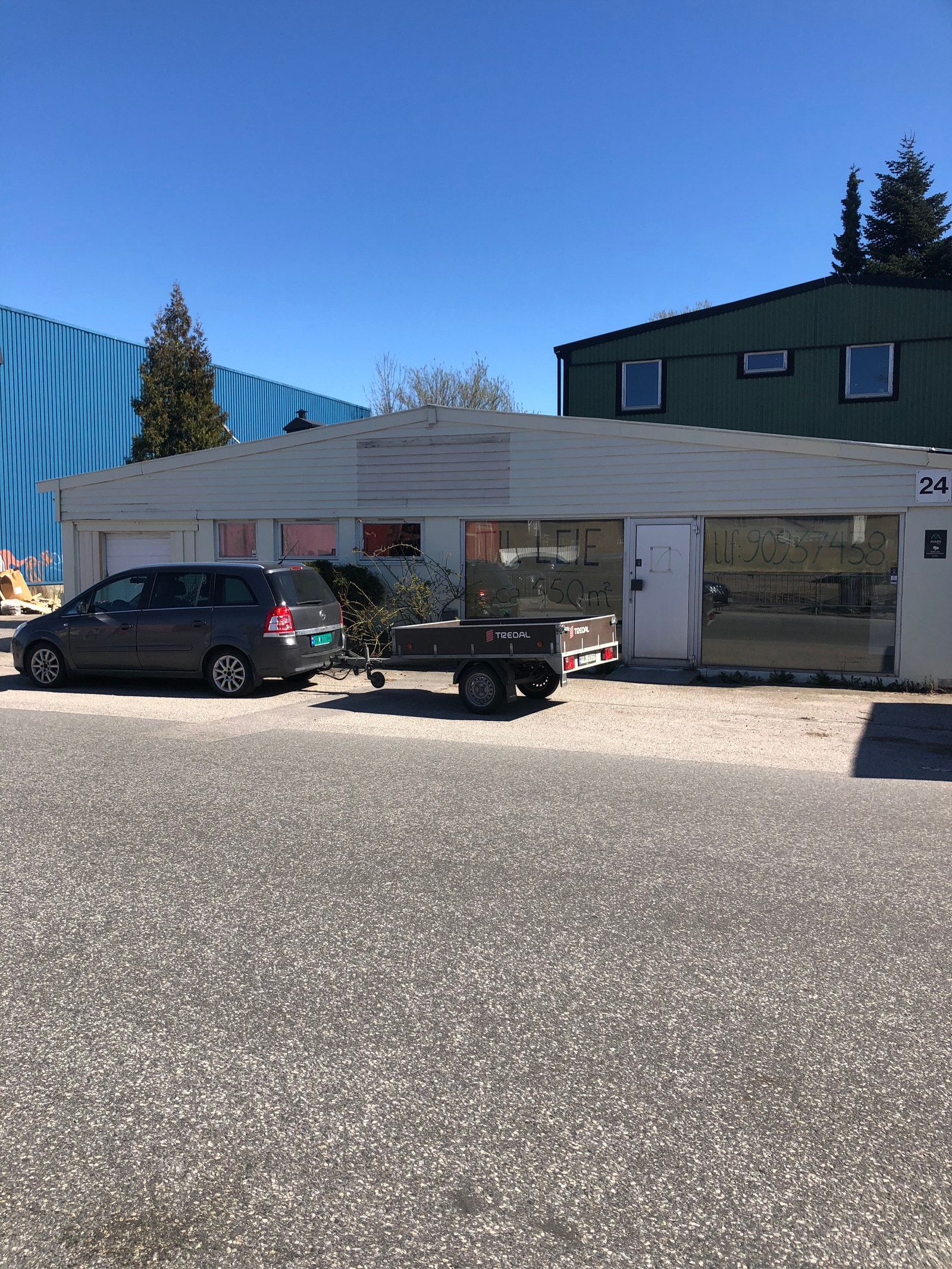 Fasade mot vei Galleribilde