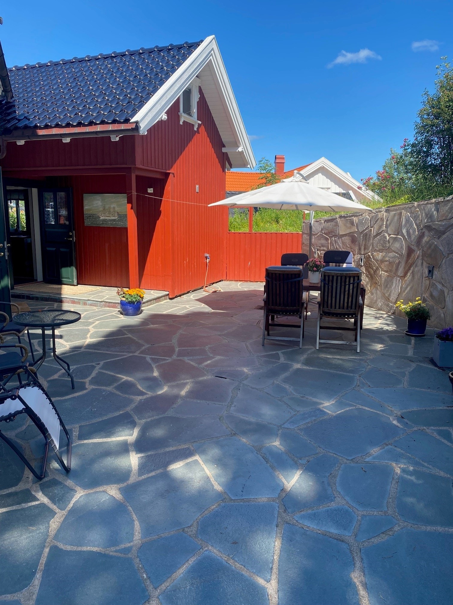 Utplass Anneks med utemøbler Galleribilde