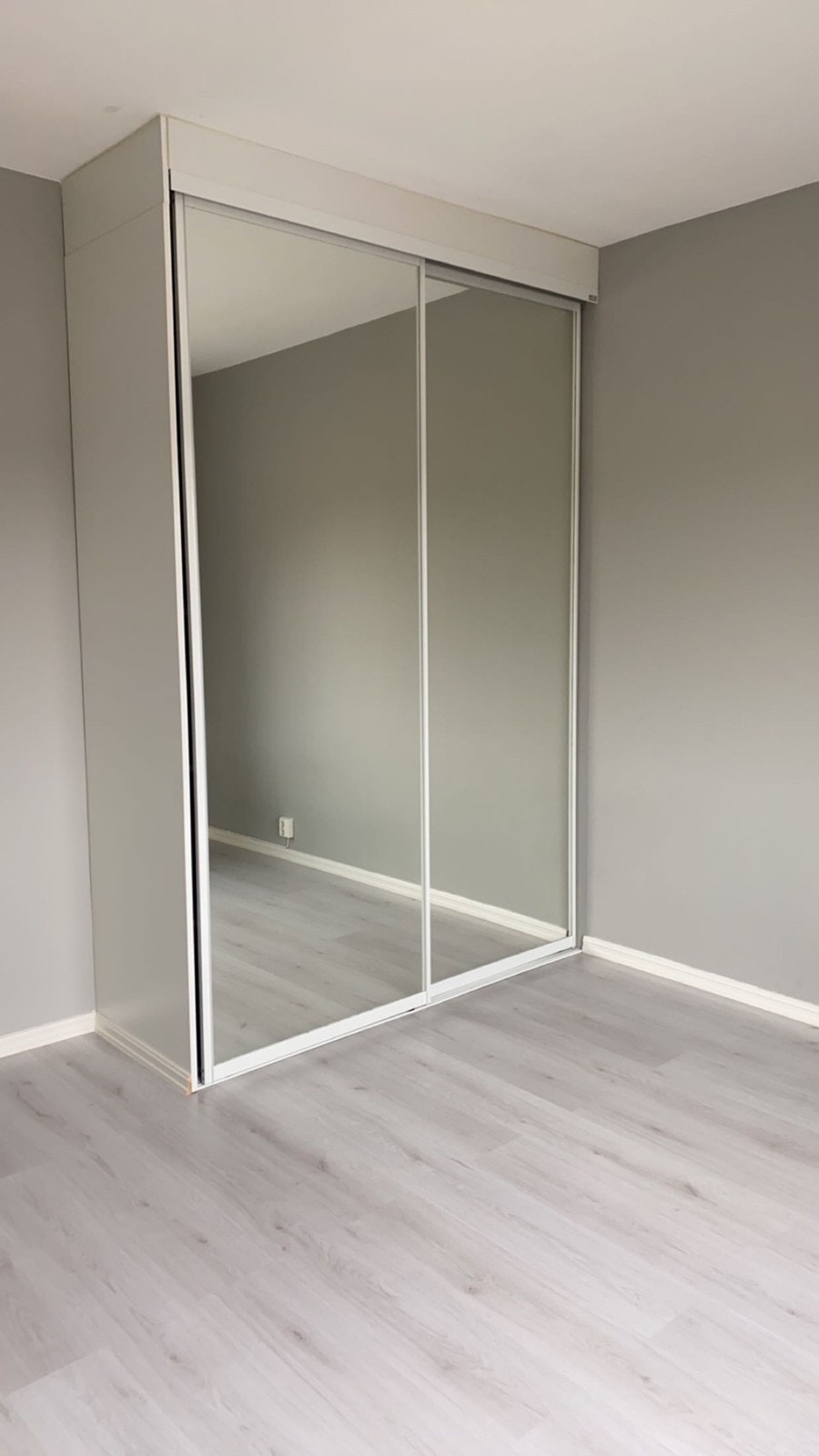 skyve garderobeskap med speil, og det er rikelig med plass til oppbevaring av klær og andre eiendeler på soverommet Galleribilde