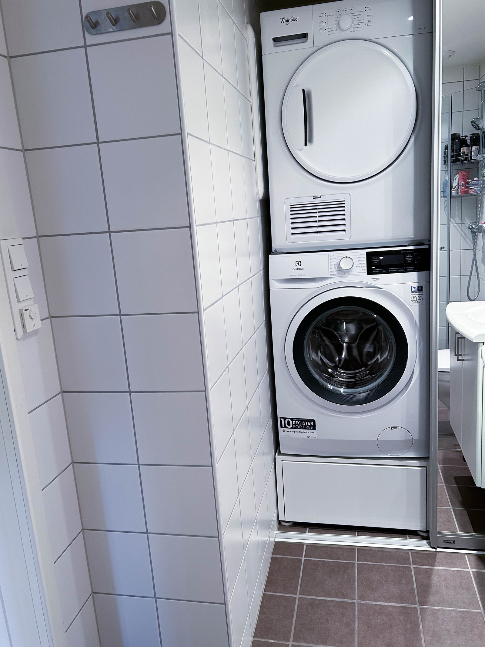 Opplegg for vaskemaskin og tørketrommel på bad bak speil. Tørketrommel følger ikke med. Galleribilde