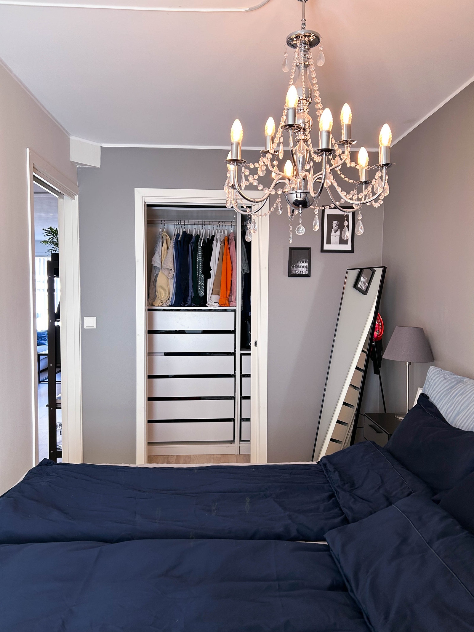 Walk-in closet på soverom. Galleribilde