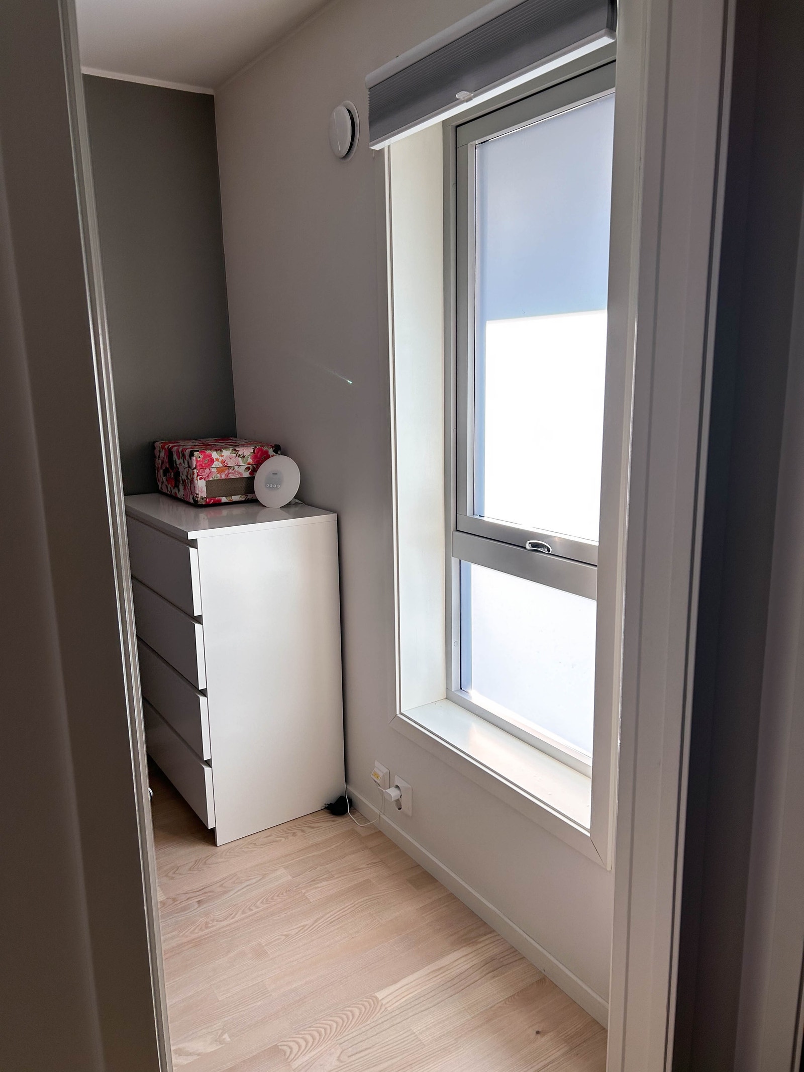 Inn til soverom. Hvit kommode følger ikke med. Galleribilde